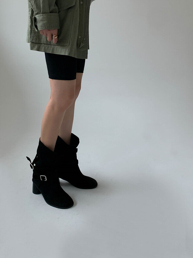 🇰🇷 The Belted Suede Boots