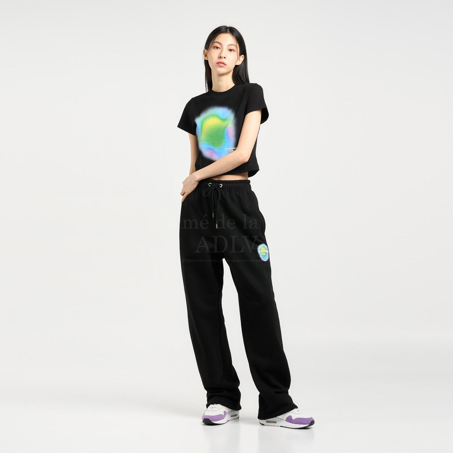 [Acmé de la Vie] ADLV X LISA RAINBOW GRADATION ARTWORK CROP TOP SHORT SLEEVE T-SHIRT - BLACK
