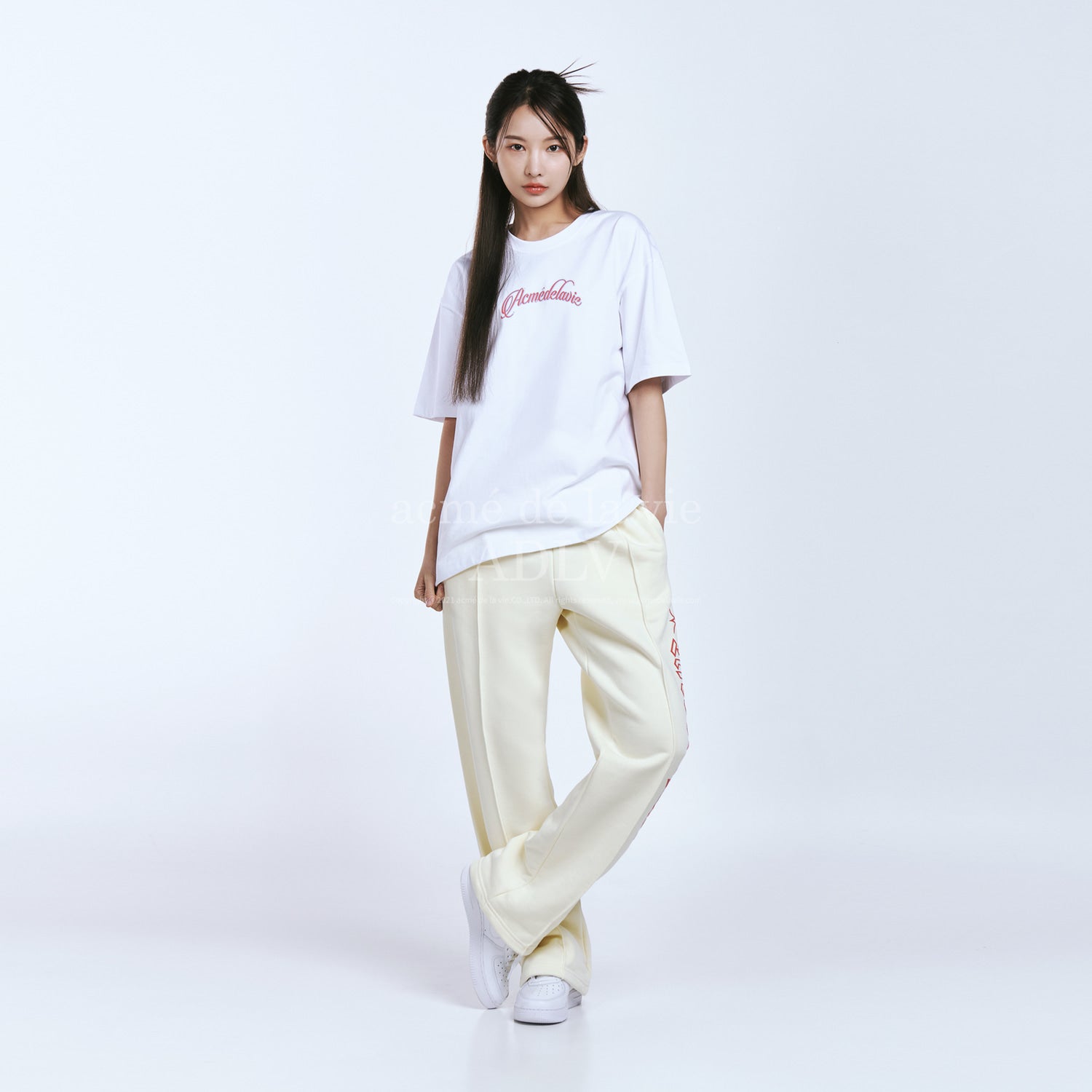 [Acmé de la Vie] ADLV X LISA TWINKLE SCRIPT LOGO BASIC SHORT SLEEVE T-SHIRT - WHITE