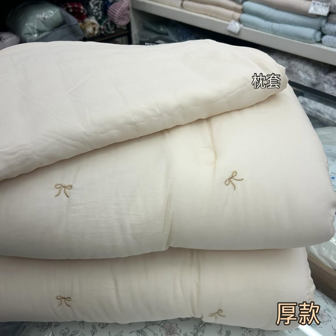 韓國製廣藏市場熱賣刺繡款蝴蝶結天絲四季被（厚款）