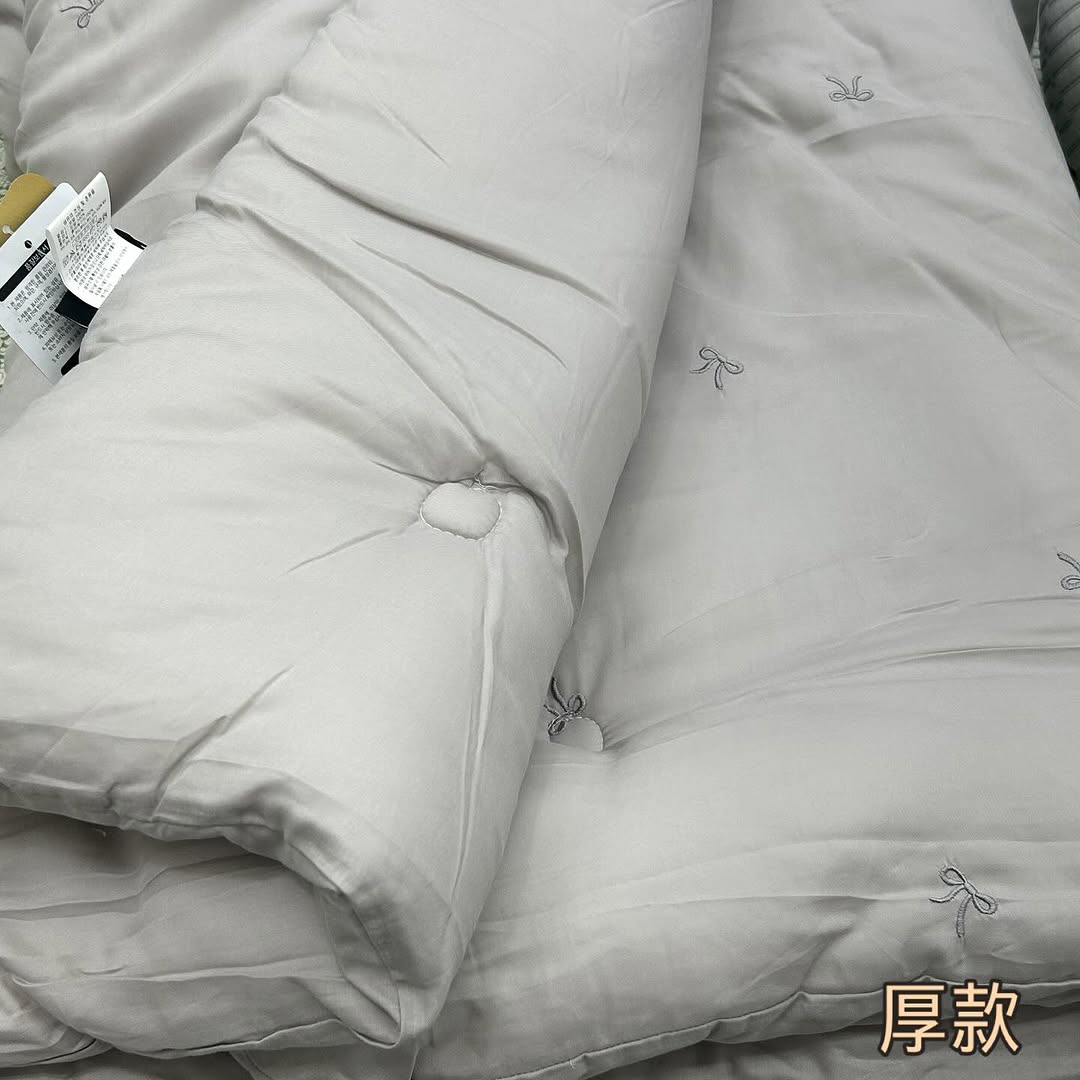 韓國製廣藏市場熱賣刺繡款蝴蝶結天絲四季被（厚款）