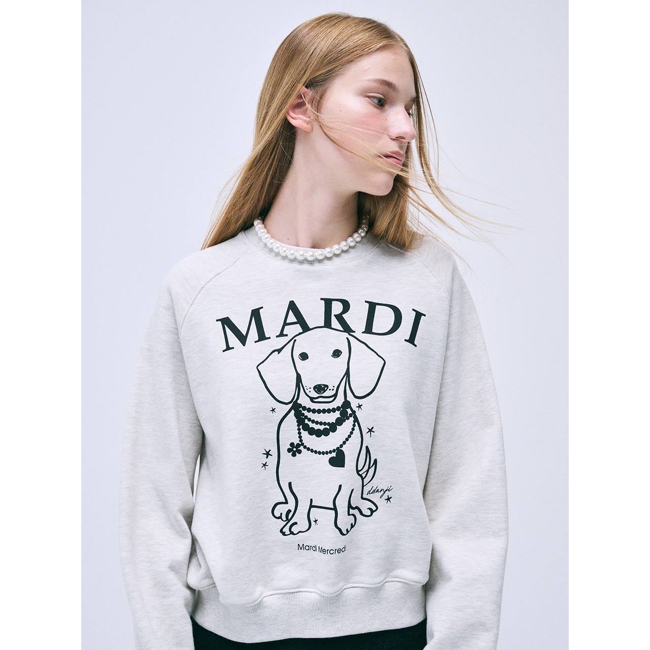 SWEATSHIRT RAGLAN SWING THE TAIL DDANJI PEARL NECKLACE