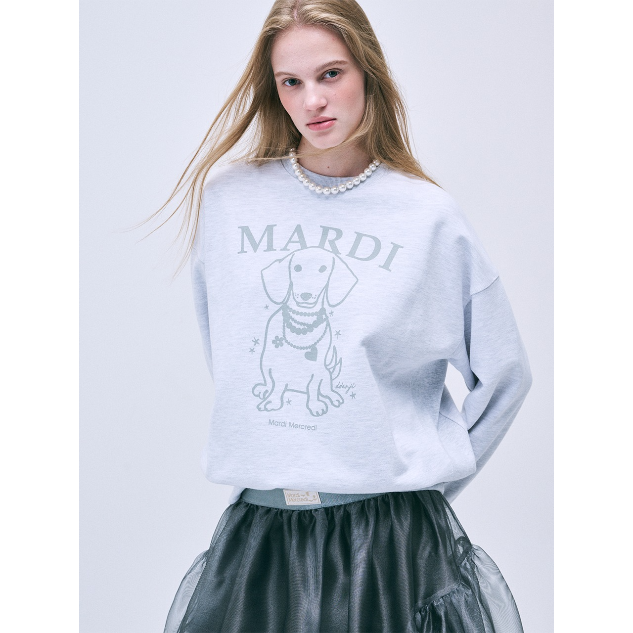 SWEATSHIRT SWING THE TAIL DDANJI PEARL NECKLACE