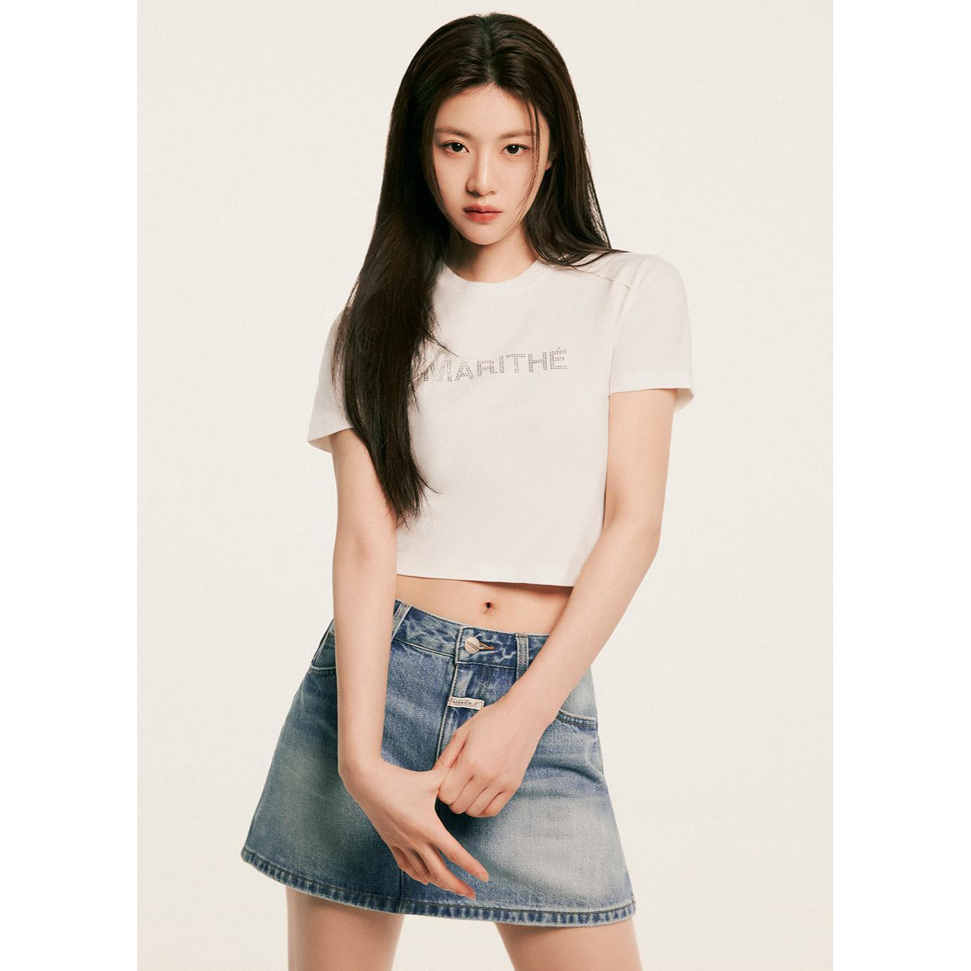 W HOTFIX LOGO CROP TEE