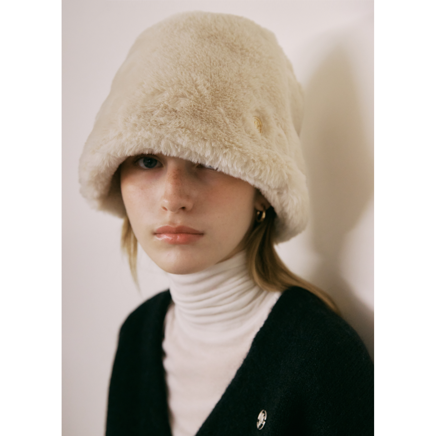 CIRCLE LOGO FUR BUCKET HAT