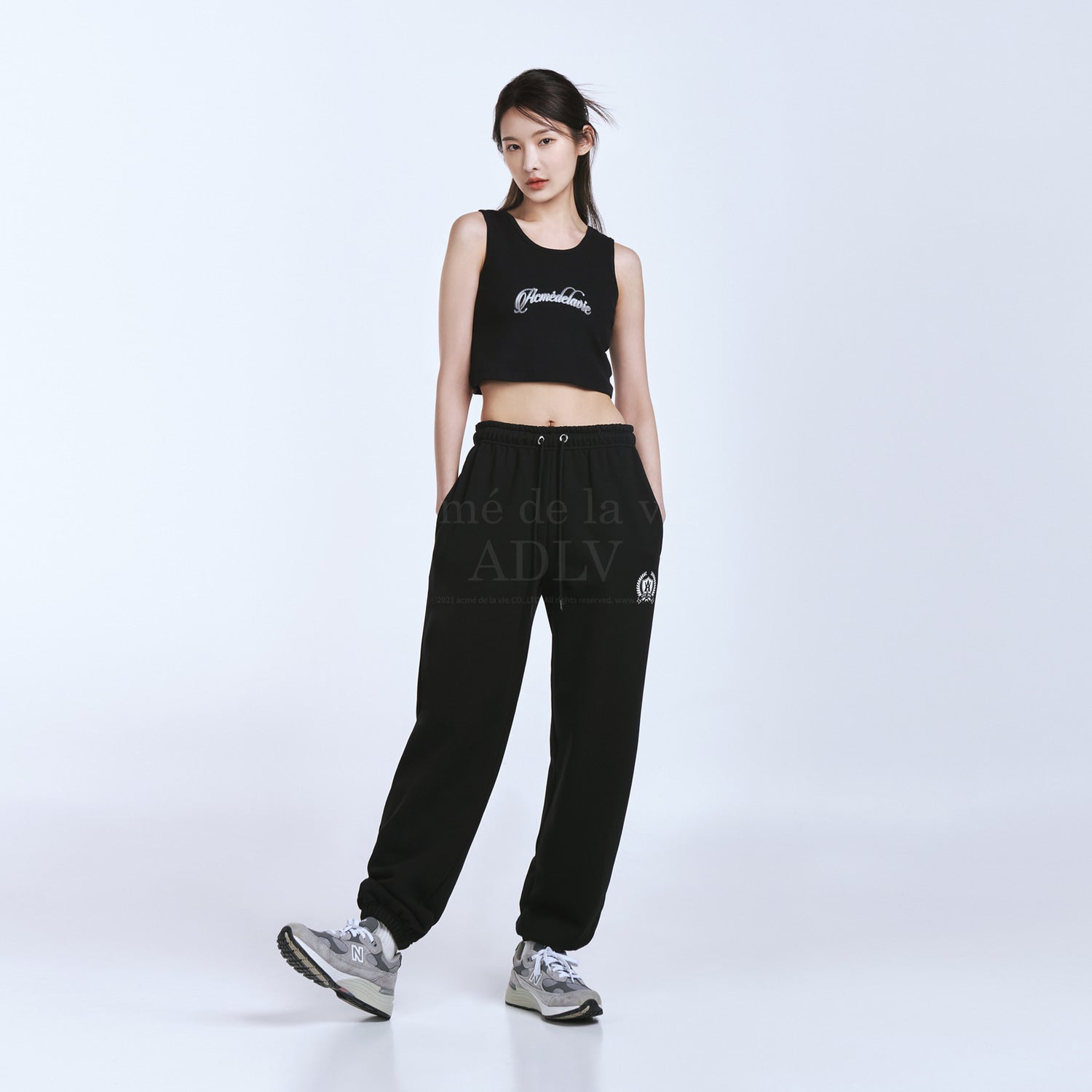 [Acmé de la Vie] ADLV X LISA TWINKLE SCRIPT LOGO CROP TANK TOP - BLACK