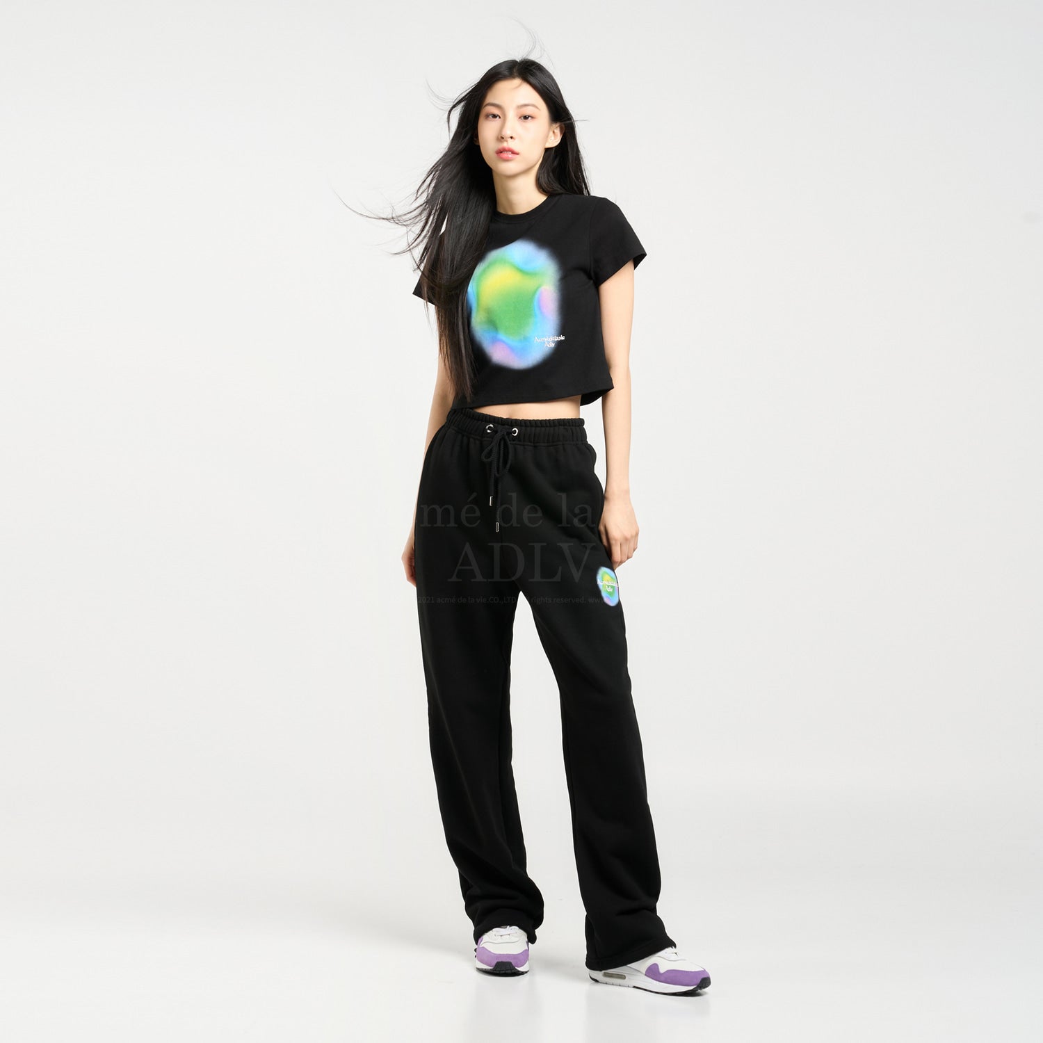 [Acmé de la Vie] ADLV X LISA RAINBOW GRADATION ARTWORK CROP TOP SHORT SLEEVE T-SHIRT - BLACK
