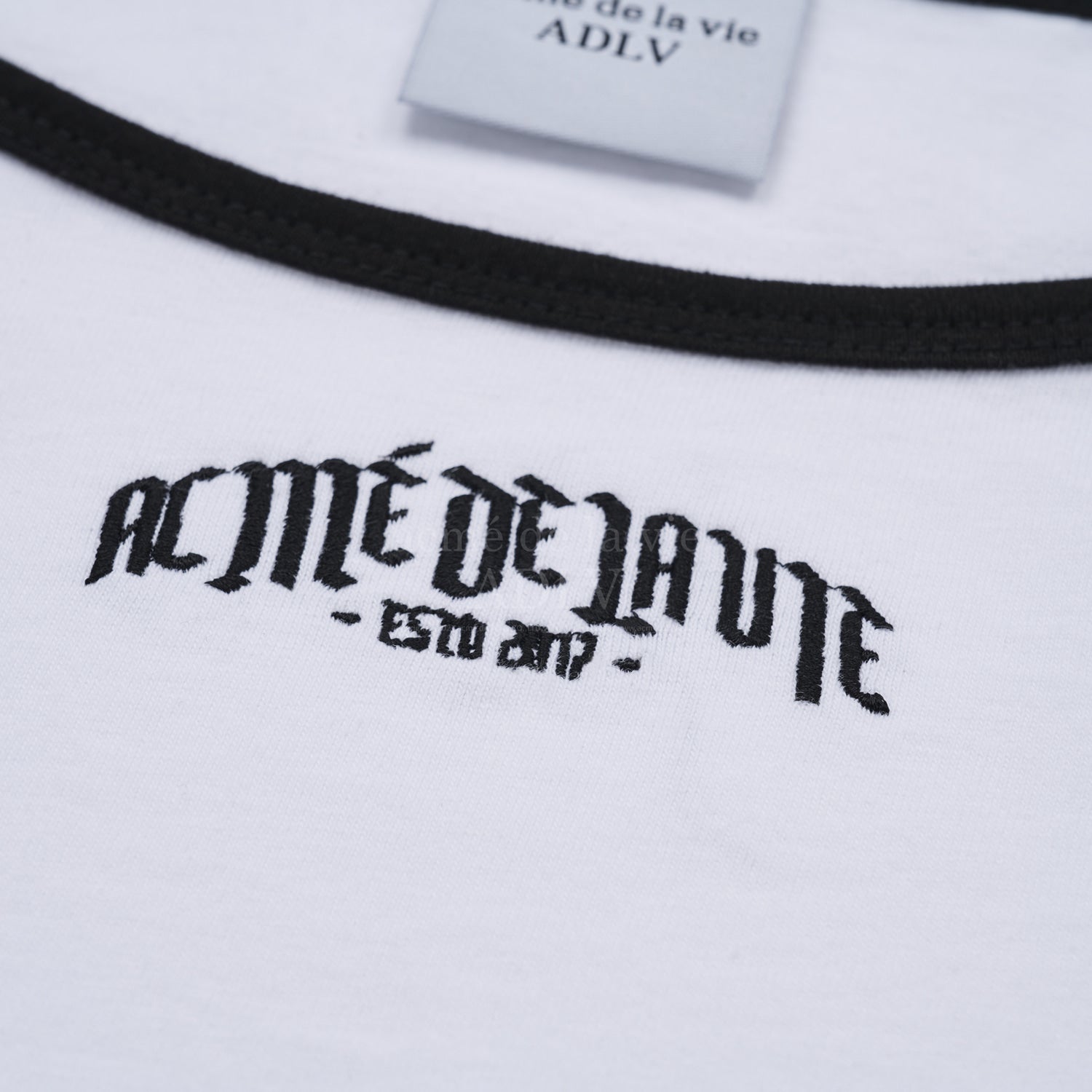 [Acmé de la Vie] ADLV X LISA GOTHIC LOGO CROP TANK TOP - WHITE