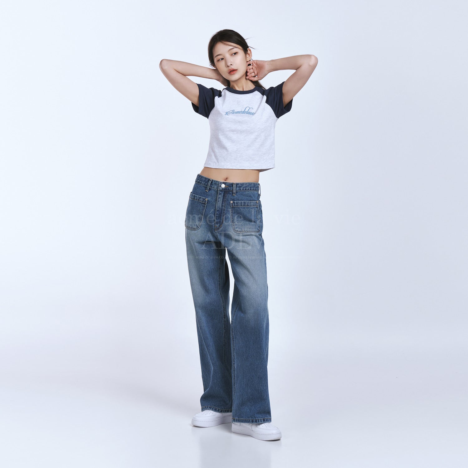 [Acmé de la Vie] ADLV X LISA TWINKLE SCRIPT LOGO CROP SHORT SLEEVE T-SHIRT - NAVY