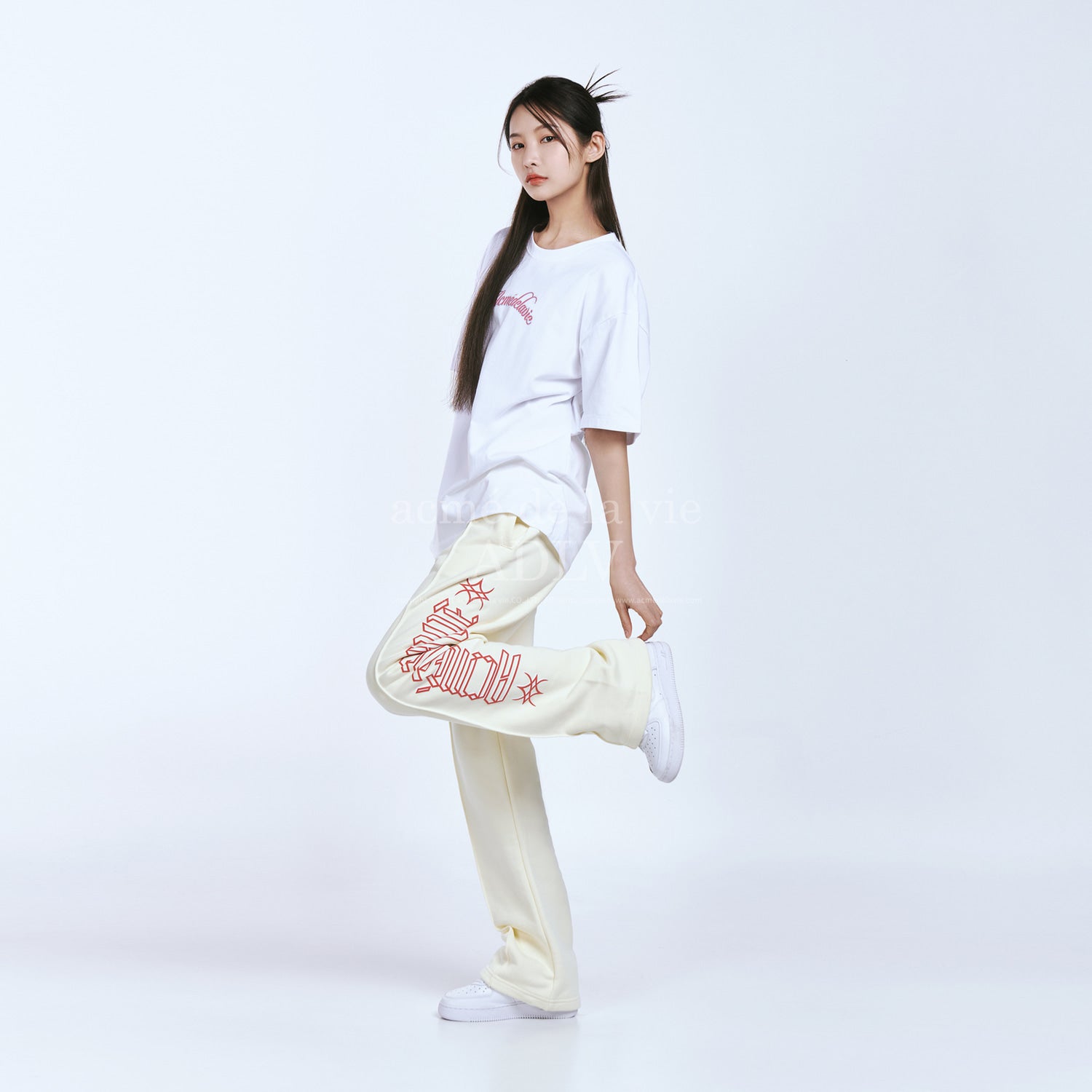 [Acmé de la Vie] ADLV X LISA TWINKLE SCRIPT LOGO BASIC SHORT SLEEVE T-SHIRT - WHITE
