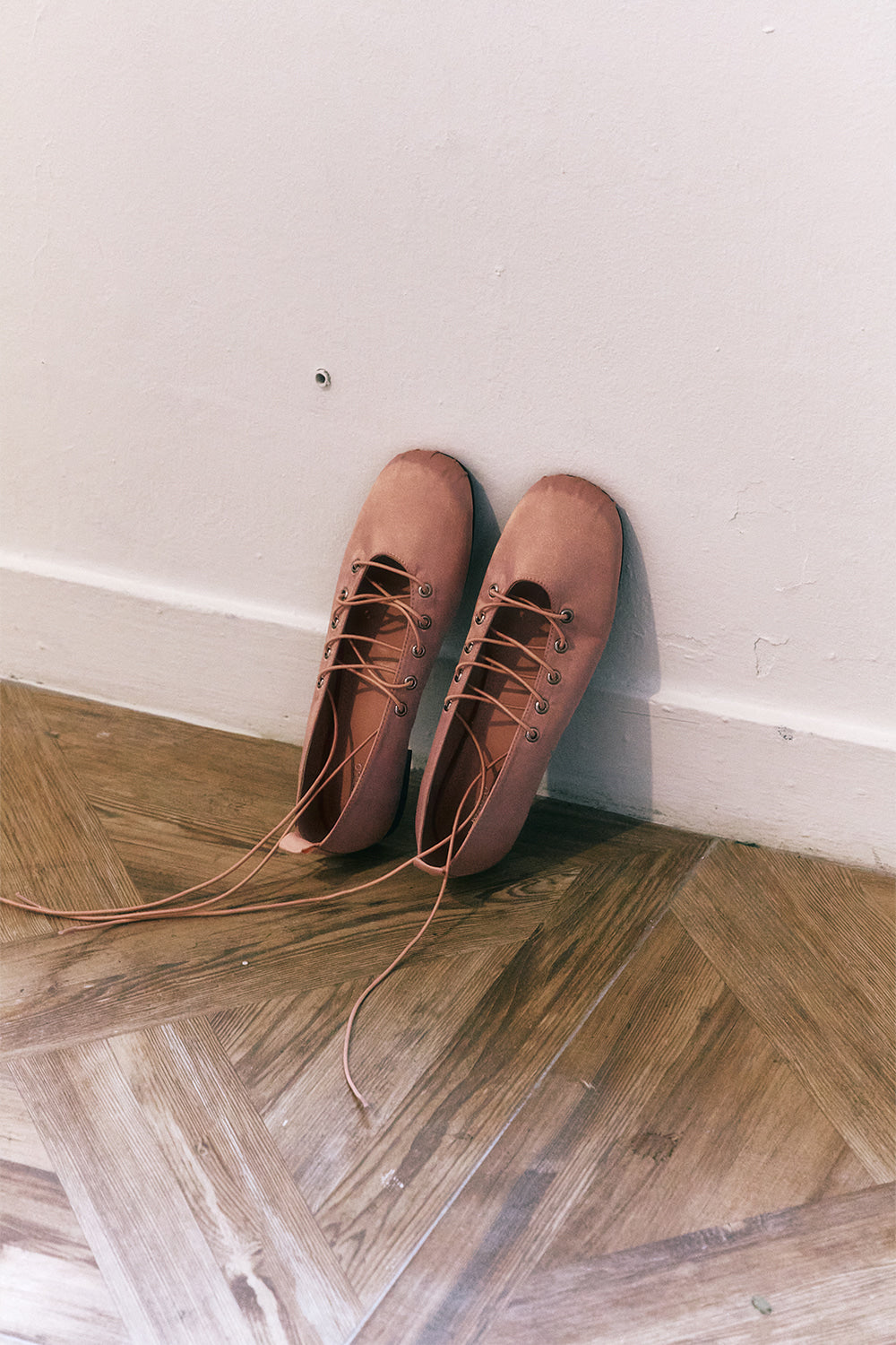 DOLPHIN LACE UP FLATS / PINK