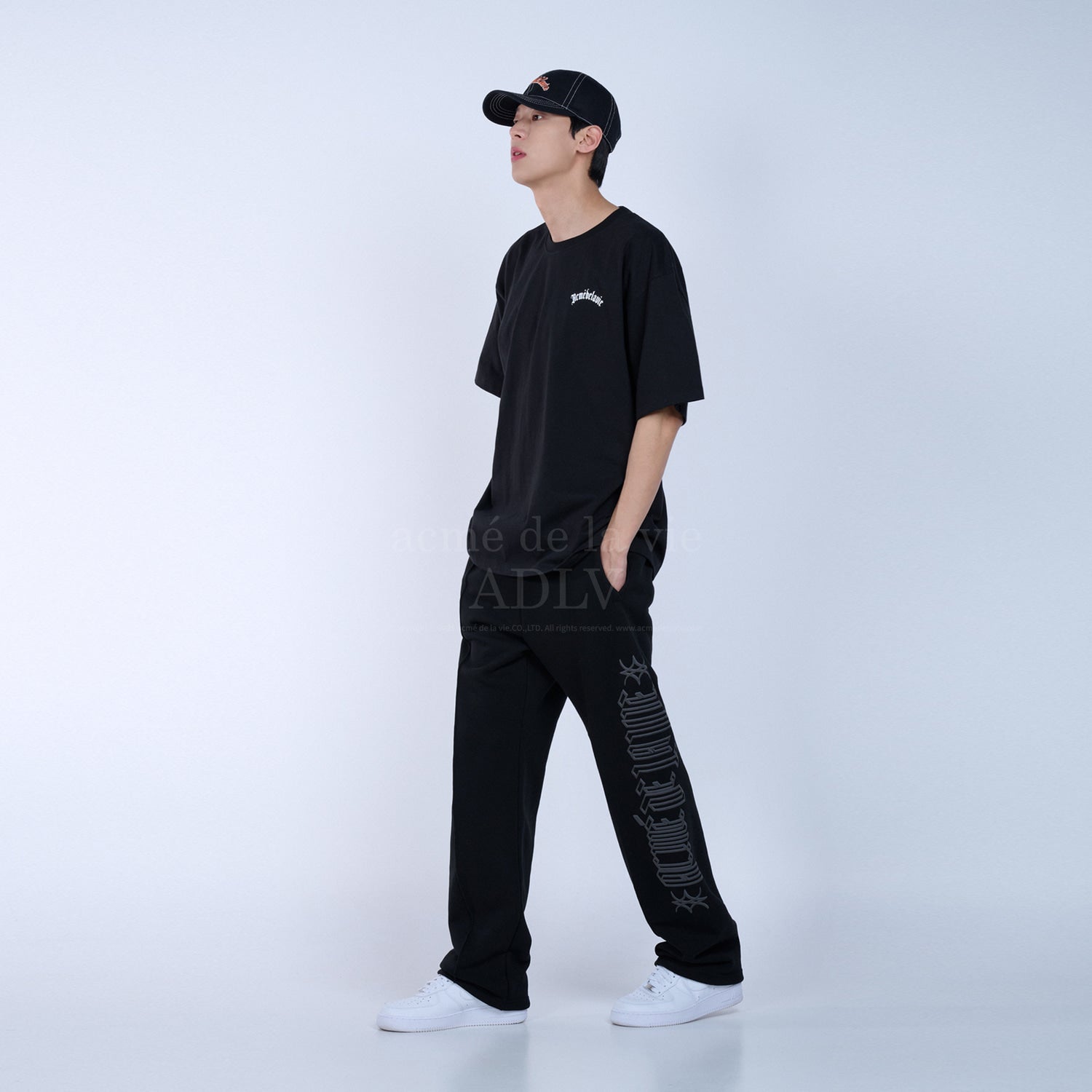 [Acmé de la Vie] ADLV X LISA GOLD CHAIN BEAR DOLL SHORT SLEEVE T-SHIRT - BLACK
